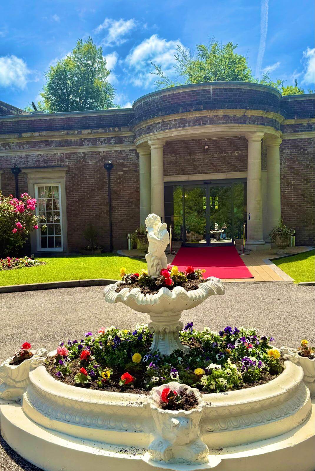 Wedding violinist fountain at De Courceys