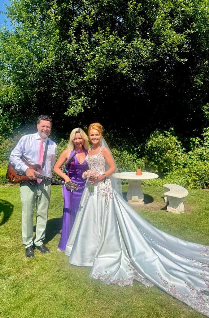 Wedding musicians Fantastic With Fizz with Ava